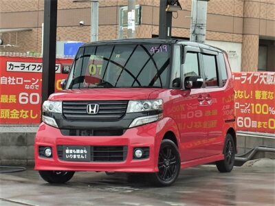 N-BOX　カスタム　SSパッケージ　《ユーザー買取車》 エクステリアデザインだけじゃなく、室内空間にも特別仕立ての2トーンカラースタイル🔴　Bluetoothオーディオ視聴可能🎵🎶　ステアリングスイッチで走行中でもオーディオ操作可能🎵　純正プロジェクターHIDヘッドライトで夜間でも明るく、安全に走行することができます💡　🌜大阪店専用HPも要チェック❗carlifegroup.jp で検索🕵️‍♂️　Instagram・Twitter・TikTokも随時更新中❗❗🌛《1年保証付》