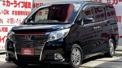 ESQUIRE エスクァイア　Gi✨メーカーオプション（内装色　バガンディ＆ブラックカラー）✨１３．３インチフリップダウンモニター付📺カロッツェリアメモリー8インチＳＤナビ🗾ＤＶＤ💿Ｂｌｕｅｔｏｏｔｈ🎶📞フルセグＴＶ内蔵型📺走行中映像視聴可能👀天井スピーカでシアター空間の音響設定🎵走行中に前方の車両等を認識し衝突しそうな時は警報とブレーキで衝突回避と被害軽減をアシストする『トヨタセーフティセンス』搭載👍乗り降りや荷物の出し入れラクラクな両側パワースライドドア🚪楽々ウォークスルー🌈🌈納車時新品タイヤ装着🌈車検２年付🌈🚗福岡店専用HPでも在庫確認可能‼✨ 【carlifegroup.fukuoka.jp/】で検索🕵️‍♂️