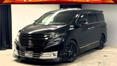 ELGRAND　エルグランド　ライダー黒本革シート仕様マニュアルシート【特別仕様車】【カスタム】 ✨フロント純正ハーフエアロ✨　車内天井やハンドル、シフトノブに赤黒レザー張り❗シートはブラックレザーシートで高級感バッチリ😎　三菱のサウンドナビ🎶DAIATONE（DAIATONEスピーカー＆KIKKERのサブウーファー）ワンランク上のサウンドがお楽しみいただけます👍　テールランプ＆ハイマウントストップランプは大人気のヴァレンティ装備😆　オットマン＋ヘッドレストモニター付きで後部座席も快適です💎　サンルーフもついていますので解放感も抜群✨　旋回性能と快適性をお好みで調整できる自動減衰力調整コントローラー装備🤩　豪華な装備が盛りだくさんのお車です✨　★車検2年付★　🌛TOKYO店専用HPにて更新中❗ carlifegroup.tokyo.jpで検索🕵️‍♂️🌛《1年保証》