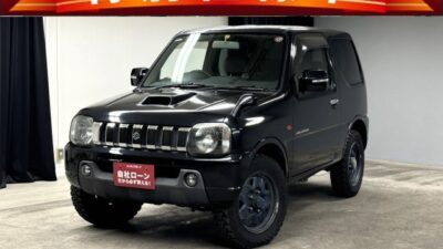 Jimny　ジムニー　ランドベンチャー【特別仕様車】【４ＷＤ】＂ターボ車＂　クロスカントリー車の魅力を表現したコンパクトオフローダー✨　５MTでオフロードでも街乗りでも楽しめます😆　狭い道幅でもＵターンできる扱いやすいボディサイズ✨　オフロード専用タイヤ装着💪　寒い時期にうれしいシートヒーター装備🔥　ストラーダSDナビ🗾地デジフルセグTV📺DVD📀走行中視聴可能❗💎TOKYO店専用HPにて更新中❗ carlifegroup.tokyo.jpで検索🕵️‍♂️🌛《1年保証》