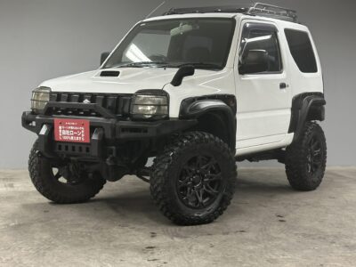 Jimny　ジムニー　XG　４WD 【カスタム】【４ＷＤ】＂ターボ車＂　強固なラダーフレームをもつ本格的軽クロスカントリー！！4WDシステムは副変速機付きのパートタイム4WDとなり、アクティブに楽しむハイパフォーマンスモデルのXGですので、どんな道でも走行できます♪月々3万円台～ご案内✨　社外製マフラー排気効率もＵＰ💡　✨バウンティコレクション製16インチＡＷ🛞装着タイヤはComforser CF3000！！道なき道を選ぶオフロード専用タイヤ装着💪RPG製リフトＵＰキット装着済み！！フロントグリルにはグリルガード装着！！ルーフキャリアも取り付けされておりますので、キャンプなどでも大活躍です🏕️大人気車両ですので、お早目のお問い合わせをよろしくお願いいたします🙇TOKYO店専用HPでも在庫確認可能‼今すぐチェック✨ 【carlifegroup.tokyo.jp)】で検索🕵️‍♂️