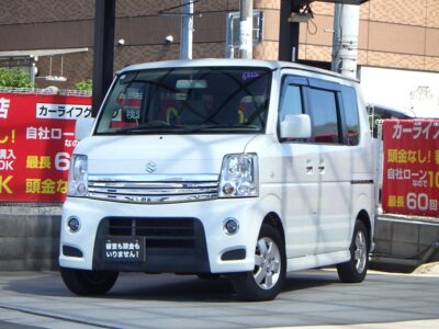 EVERY　エブリイワゴン　PZターボ　２代目後期型⚡　快適な居住空間と広い荷室空間をもつ伝統的な軽1ボックス💨　特徴的なメッキグリルが人気の後期型です✨　ターボで荷物や人数が乗っても力強い走りが可能🔥　フルセグTV・DVD視聴可能はもちろん、Bluetoothオーディオも接続可能のSDナビお付けします🎵　お子様連れの方にも人気の軽自動車です👏　🌜大阪店専用HPも要チェック❗carlifegroup.jp で検索🕵️‍♂️　Instagram・Twitter・TikTokも随時更新中❗❗🌛《1年保証付》