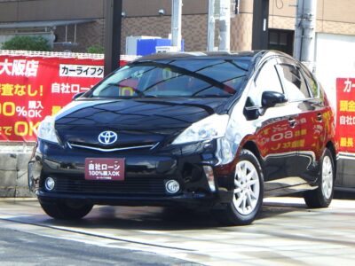 PRIUS　プリウスα　G　～7人乗りtype～　燃費性能に定評のあるステーションワゴン⛽️　3列シートで大人数でも乗れるため色んなシチュエーションで大活躍✨️　プリウスとミニバンのいいとこ取りを実現したお車です🍀　さらにビルトインETCやクルーズコントロールなど遠出の際に便利な装備も付いておりますので遠方へのお出かけもラクラクです🗾　純正2連LEDヘッドライトで見た目も明るさも良好💡　🌜大阪店専用HPも要チェック❗carlifegroup.jp で検索🕵️‍♂️　Instagram・Twitter・TikTokも随時更新中❗❗🌛《1年保証付》