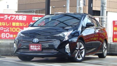 PRIUS　プリウス　Sツーリングセレクション　人気の50系✨　高級感のある黒革シートで前席はシートヒーター搭載🔥　全車速追従機能付のレーダークルーズコントロールで高速道路走行や長時間の走行なども楽々👌　Bluetoothオーディオ接続可能のSDナビでバックカメラも搭載🎵　ツーリンググレードで専用17インチAWやフロントメッキモールなど外装もカッコイイです🔱　🌜大阪店専用HPも要チェック❗carlifegroup.jp で検索🕵️‍♂️　Instagram・Twitter・TikTokも随時更新中❗❗🌛《1年保証付》