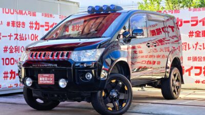 DELICA　デリカ D5　Gプレミアム　4WD　【カスタム】　🌈最上級グレードのカスタムカー🌈デリカ好きには堪らない１台✨✨💎専用オーバーフェンダー＆エルフォード製ウィンカーキッド＆オートフラッグスＸ４Ｘバンパープロテクター＆オートフラッグスＸ４Ｘ ｆｅａｔ ＫＭＣ２０インチＡＷ＆オートフラッグスＸ４Ｘマッドガード＆ＩＰＦ ＰＲＥＳＰＥＥＤスポーツマフラー装着済💎ＫＥＮＷＯＯＤディスプレイオーディオ🎶ＤＶＤ📀Ｂｌｕｅｔｏｏｔｈ🎶📱📞地デジＴＶ内蔵型📺走行中映像視聴可能👀ヘッドレス取付型リアモニター付でリアのメディアエンタメ装備も充実✨悪路走行は４ＷＤモードにお任せ🚙両側パワースライドドア＆電動リアゲート付で乗り降りや荷物の出し入れラクラク🚗車検２年付🌛🚗福岡店専用HPでも在庫確認可能‼✨【carlifegroup.fukuoka.jp/】で検索🕵️‍♂️