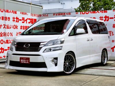 VELLFIRE　ヴェルファイア　2.4Z【後期型】【カスタム】　💎ＴＥＩＮ車高調＆ロクサーニ・マルチフォケッタ２０インチＡＷ装着済・ローフォルムミニバン💎イエローＬＥＤフォグランプ付で引き締まった１台✨＂両側パワースライドドア＆ツインムーンルーフ装備＂ストラーダＨＤＤナビ🗾ＤＶＤ📀Ｂｌｕｅｔｏｏｔｈ🎶📱📞フルセグＴＶ内蔵型📺走行中映像視聴可能👀ＡＬＰＩＮＥ１０.２インチフリップダウンモニター・リアエンタメも充実📺🌈車検２年付🌈🚗福岡店専用HPでも在庫確認可能‼✨【carlifegroup.fukuoka.jp/】で検索🕵️‍♂️