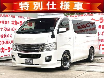 CARAVAN NV350　キャラバン　ライダー　プレミアムGXインテリアパッケージ【特別仕様車グレード】【カスタム】💎最上級グレード・ローダウン＆社外１６インチＡＷホワイトレターカスタム車💎🔥純正メモリーナビ🗾ＤＶＤ📀Ｂｌｕｅｔｏｏｔｈ🎶📞フルセグＴＶ内蔵型📺走行中映像視聴可能🎉両側スライドドアー・両側オートクロージャ―装備🚪ライダー専用フロントグリル・フロントハーフスポイラー✨防水カプロンシートタイプの高級シート💺内装もウッド調パネルで高級感ＵＰ👆車検1年付🚗福岡店専用HPでも在庫確認可能‼✨ 【carlifegroup.fukuoka.jp/】で検索🕵️‍♂️