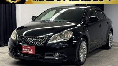 KIZASHI　キザシ　ベースグレード　4WD　【総合評価優良車】　✨TOKYO店初入庫✨　SUZUKIのハイクラスセダンが満を持して入庫いたしました😆　純正SDナビ🗾搭載🎶地デジフルセグTV📺走行中視聴可能＆DVD📀！Bluetoothでスマホのミュージックが流せます😆　最高出力188ps、最大トルク23.5kg・mを発揮する2.4L直列4気筒DOHCエンジンを搭載🔥　いつでもスポーツ気分に❗パドルシフト付き6速MTモード付CVT+電子制御4WDシステム：i-AWDで抜群の走行性能です🚗　スズキ初の9個のエアバッグを搭載しているので安全性能も文句なしです❗　全席本革シート+前席シートヒーター＆パワーシートで上質なインテリアです🎵　TOKYO店専用HPにて更新中❗ carlifegroup.tokyo.jpで検索🕵️‍♂️🌛《1年保証》