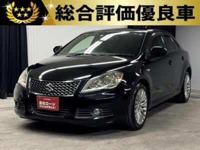 KIZASHI　キザシ　ベースグレード　4WD　【総合評価優良車】　✨TOKYO店初入庫✨　SUZUKIのハイクラスセダンが満を持して入庫いたしました😆　純正SDナビ🗾搭載🎶地デジフルセグTV📺走行中視聴可能＆DVD📀！Bluetoothでスマホのミュージックが流せます😆　最高出力188ps、最大トルク23.5kg・mを発揮する2.4L直列4気筒DOHCエンジンを搭載🔥　いつでもスポーツ気分に❗パドルシフト付き6速MTモード付CVT+電子制御4WDシステム：i-AWDで抜群の走行性能です🚗　スズキ初の9個のエアバッグを搭載しているので安全性能も文句なしです❗　全席本革シート+前席シートヒーター＆パワーシートで上質なインテリアです🎵　TOKYO店専用HPにて更新中❗ carlifegroup.tokyo.jpで検索🕵️‍♂️🌛《1年保証》