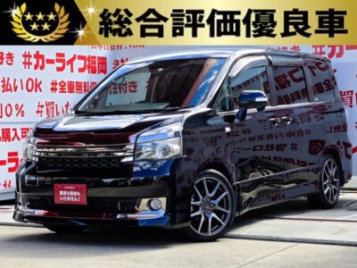 VOXY　ヴォクシー　ZS　G’ｓ【後期型】【カスタム】【特別仕様車】【総合評価優良車】　💎G’sヴォクシー再入庫💎Ｇ’ｓ専用フロント・リアバンパー＆ＬＥＤデイライト＆２本出しマフラー＆純正１８インチＡＷ＆Ｇ’ｓ専用ダウンサス装備💎雰囲気のいいローフォルムミニバン🎉＂両側スライドドア・左側パワースライドドア装備🌈ワイドボディータイプのＺＳグレード🤘＂純正ＨＤＤナビ🗾ＤＶＤ📀Ｂｌｕｅｔｏｏｔｈ📞地デジフルセグＴＶ内臓型📺💡走行中映像視聴可能👀ウォークスルーで車内の行き来自由自在🔑駐車時に安心なバックカメラ付📷ＨＩＤヘッドライト＆ＬＥＤフォグランプで夜間も明るく安全走行💡パドルシフト付でスポーツモードも体感OK🏁💎納車時新品タイヤ装着✨車検２年付🚗福岡店専用HPでも在庫確認可能‼✨ 【carlifegroup.fukuoka.jp】で検索🕵️‍♂️