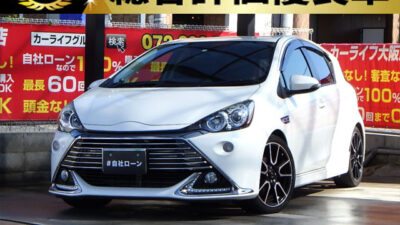 AQUA　アクア　G　G’ｓ　【総合評価優良車】《特別仕様車グレード》　前回大人気だったG’sグレード✨　トヨタチューニングメーカーのGAZOOが手掛けているためバランスが整った上級モデル✨　足回り・内装デザイン・外装デザインがとことんカスタムされたコンプリートカー💎　社外SDナビでフルセグTV･DVDの視聴はもちろん、Bluetoothオーディオ再生可能です🎶　燃費も良く、スポーティーなキビキビとした走りをお求めの方はこちらがピッタリです🏁　🌜大阪店専用HPも要チェック❗carlifegroup.jp で検索🕵️‍♂️　Instagram・Twitter・TikTokも随時更新中❗❗🌛《1年保証付》