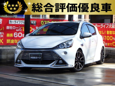 AQUA　アクア　G　G’ｓ　【総合評価優良車】《特別仕様車グレード》　前回大人気だったG’sグレード✨　トヨタチューニングメーカーのGAZOOが手掛けているためバランスが整った上級モデル✨　足回り・内装デザイン・外装デザインがとことんカスタムされたコンプリートカー💎　社外SDナビでフルセグTV･DVDの視聴はもちろん、Bluetoothオーディオ再生可能です🎶　燃費も良く、スポーティーなキビキビとした走りをお求めの方はこちらがピッタリです🏁　🌜大阪店専用HPも要チェック❗carlifegroup.jp で検索🕵️‍♂️　Instagram・Twitter・TikTokも随時更新中❗❗🌛《1年保証付》