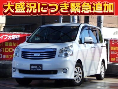 NOAH　ノア　X　スマートエディション　【総合評価優良車】《特別仕様車グレード》　～8人乗りtype～　充実装備「X」グレードで両側パワースライドドア、プッシュスタート搭載💠　純正SDナビでフルセグTV・DVD視聴可能はもちろん、Bluetoothオーディオも接続可能📱　左右温度独立調整可能のデュアルエアコンや純正プラズマクラスターイオン搭載LEDルームランプなど、空調も快適な車内です🍀　8人乗りなので大人数でのお出かけにも最適ですね😉　🌜大阪店専用HPも要チェック❗carlifegroup.jp で検索🕵️‍♂️　Instagram・Twitter・TikTokも随時更新中❗❗🌛《1年保証付》