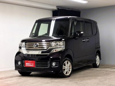 N-BOX　カスタム　G・Lパッケージ　【４WD】✨軽自動車人気No.1のハイトールワゴン✨　🍃カタログ燃費ＪＣ０８モード２3．２ｋｍ／Ｌの低燃費🍃　両側スライドドアで乗り降りやお荷物の積み下ろしがラクラク📦左側は電動スライドドア！　夜間でも明るいHIDヘッドライト&フォグランプ🔦　駐車時に安心なバックカメラ付き👀　【車検２年付】　🌛TOKYO店専用HPにて更新中❗ carlifegroup.tokyo.jpで検索🕵️‍♂️🌛《1年保証》