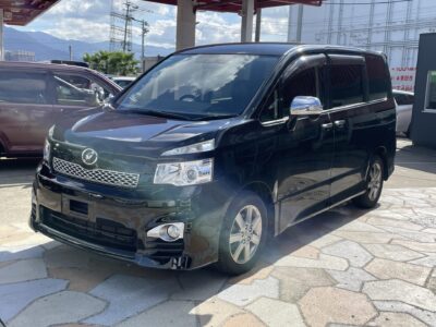 VOXY　ヴォクシー　ZS　煌Ⅱ【後期型】【特別仕様車グレード】＂メッキパーツを標準採用の煌グレード＂ストラーダナビ🗾ＤＶＤ💿Ｂｌｕｅｔｏｏｔｈ🎶📱📞地デジＴＶ内蔵型📺両側パワースライドドアータイプ🚪社外フリップダウンモニター＆７人乗りキャプテンシート💺タイプでクルージング気分も満喫できる😎納車時新品タイヤ装着🌈車検２年付🌈🚗福岡店専用HPでも在庫確認可能‼✨【carlifegroup.fukuoka.jp/】で検索🕵️‍♂️