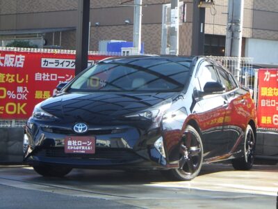 PRIUS　プリウス　Aツーリングセレクション　大人気再入荷❗❗　衝突回避支援パッケージ「Toyota Safety Sense P」をはじめ先進装備が充実した「A」グレード💎　オシャレな2トーンカラーの合皮シートに前席シートヒーター搭載🔥　ガラス面に映し出されるヘッドアップディスプレイやレーダークルーズコントロールなど運転者にも嬉しい装備🙌　即売り切れになる可能性大ですのでお問い合わせはお早めに❗❗　🌜大阪店専用HPも要チェック❗carlifegroup.jp で検索🕵️‍♂️　Instagram・Twitter・TikTokも随時更新中❗❗🌛《1年保証付》