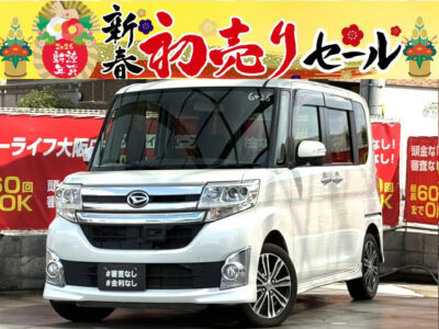 【🎍2026年初売りセール対象車🎍】TANTO　タントカスタム　RS　SA　【最上級グレード】　ターボ搭載で坂道や大きなお荷物を積んでいる際でも力強い走りが可能🔥　広い室内でフルフラットシートなので大きなお荷物でも簡単に積み込み可能📦️　両側パワースライドドアでお子様の乗り降りも簡単🚪　左側はセンターピラーレスなのでチャイルドシートをご利用のお客様に大変人気です💺　乗りやすさと使い勝手に特化した軽ハイトワゴンです✨️　🌜大阪店専用HPも要チェック❗carlifegroup.jp で検索🕵️‍♂️　Instagram・Twitter・TikTokも随時更新中❗❗🌛《1年保証付》
