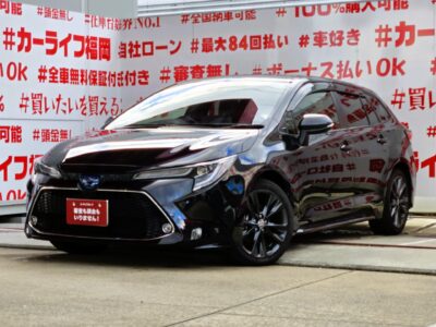 COROLLA TOURING　カローラツーリング　ハイブリッドWXB　💎最上級グレード💎令和２年式＆走行距離４万ｋｍ台の高年式低走行車両🎉直列４気筒エンジン搭載で抜群の走行性能🔥純正９インチディスプレイオーディオ✨Ｂｌｕｅｔｏｏｔｈ🎵📞夜間走行時に明るく見やすいＬＥＤヘッドライト＆ＬＥＤフォグランプ＆オートＨｉビーム機能付🔦レーダークルーズコントロール＆ビルドインＥＴＣで高速道路での長距離走行も楽々快適🚗ステアリングヒーター＆前席シートヒーター装備で快適装備も充実🎶ＪＣ０８モード３０.８ｋｍ/リットルと最高レベルの低燃費🍀🚗福岡店専用HPでも在庫確認可能‼✨ 【carlifegroup.fukuoka.jp/】で検索🕵️‍♂️