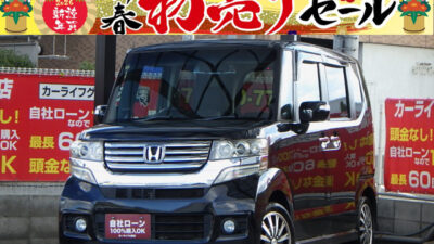 【🎍2026年初売りセール対象車🎍】N-BOX　カスタム　G　ターボパッケージ　大阪店軽自動車人気No.1のハイトワゴン✨　両側パワースライドドアで乗り降りやお荷物の積み下ろしがラクラク📦　ターボの馬力で坂道や山道でもスイスイ走破できます🏁　高速道路ではクルーズコントロールを使用すれば楽に運転できちゃいます🗾　広い室内と豊富なシートアレンジで万能に使用できる軽自動車です🍀　🌜大阪店専用HPも要チェック❗carlifegroup.jp で検索🕵️‍♂️　Instagram・Twitter・TikTokも随時更新中❗❗🌛《1年保証付》