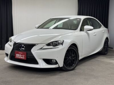 LEXUS　レクサス　IS300ｈ ＂ハイブリッド車＂✨車検2年付✨スタイリッシュなフロントマスクの中にスピンドルグリルがかっこいいレクサスのスポーツセダン🏎️🏎️パドルシフト付きなので一味違う運転も楽しめます👍レザーシートで内装も高級感ばっちりです🎶360度ドライブレコーダー搭載で安心です❗❗メーカマルチＳＤナビ🗾ブルーレイディスク💿Ｂｌｕｅｔｏｏｔｈ🎶📱📞フルセグＴＶ内蔵型📺🌈TOKYO店専用HPにて更新中❗ carlifegroup.tokyo.jpで検索🕵️‍♂️🌛《1年保証付》