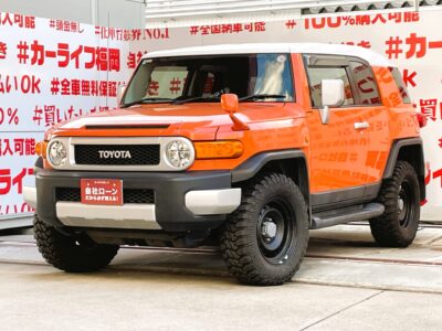 FJクルーザー　カラーパッケージ　【４ＷＤ】＂本格派SUV・待望の入庫＂丸形状のヘッドライト💡グリル前面の「TOYOTA」のロゴ🚩白色のルーフなど40系ランドクルーザーを彷彿とさせるデザインが特徴🔥Ｖ６・４，０００ｃｃエンジン🔥２７６ｐｓ🏁純正ＨＤＤナビ🗾ＤＶＤ📀Ｂｌｕｅｔｏｏｔｈ🎶📱📞フルセグＴＶ内蔵型📺走行中映像視聴可能👀両側大開口観音開きドア🚪オフロードもお任せのＳＵＶながら高速走行はクルーズコントロールにお任せ👀クリアランスソナー・バックカメラで駐車もＯＫ📹純正サイズオフロードタイヤ装着済👍265/70Ｒ17🌈人気カラーオレンジツートン🍊🚗福岡店専用HPでも在庫確認可能‼✨ 【carlifegroup.fukuoka.jp/】で検索🕵️‍♂️