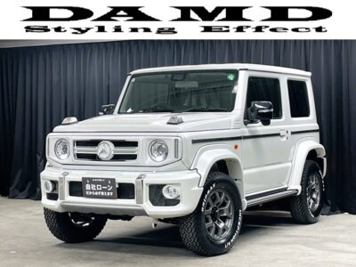 JIMNY ジムニー シエラ littleG ＪＣ 【カスタム】【４ＷＤ】＂ＤＡＭＤ✕カーライフ＂新車コンプリートカー＂メルセデスベンツ・Gクラス（ゲレンデ）仕様👑エアロパーツ界の雄であるDAMD（ダムド）が、メルセデス・ベンツ Gクラスのオマージュとして造り上げた「little G（リトルG）」両サイドの縦型LEDウィンカーがキリッと顔を引き立て✨大人気の新品ホワイトレターＡＴタイヤ装着済み⛰️最新型‼９インチの大画面📺ハイスペックAndroidナビ🌏アップルcarplayやAndroidAuto対応👌スマートフォンとペアリングも可能📲ネットに接続してYouTubeやネットフリックスなど視聴可能👀Bluetoothでミュージック再生OK🎶車検たっぷりＲ9年11月マデ☆フロントカメラ装備🌈✨🤩自社ローン・提携ローン💫各種オートローン完備💫 TOKYO店専用HPにて更新中❗ carlifegroup.tokyo.jpで検索🕵️‍♂️🌛