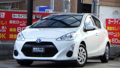 AQUA　アクア　S　平成27年式中期モデル入荷⛽　37.0km/Lのカタログ燃費で遠出も安心🗾　純正SDナビでBluetoothオーディオ視聴可能🎶　充実装備の「S」グレードでインテリアもオシャレです🙌　AUTOハイビーム、LEDヘッドライトで暗い道も安心してお乗りいただけます💡　🌜大阪店専用HPも要チェック❗carlifegroup.jp で検索🕵️‍♂️　Instagram・Twitter・TikTokも随時更新中❗❗🌛《1年保証付》