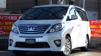 ALPHARD　アルファード　240S　パール　～後期型～　～7人乗りtype～　後席フリップダウンモニター搭載や2列目キャプテンシート＆オットマンでラグジュアリー感抜群✨　8インチナビの大きな画面でBluetoothオーディオも接続可能👏　ナノイー搭載エアコンをはじめとした空調装備も充実🍃　ウッドコンビ&革巻きステアリングや赤木目調パネルで高級感もあります😄　🌜大阪店専用HPも要チェック❗carlifegroup.jp で検索🕵️‍♂️　Instagram・Twitter・TikTokも随時更新中❗❗🌛《1年保証付》