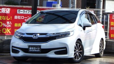 シャトル　ハイブリッド　上質な走りを融合した新しいコンパクトステーションワゴン✨　社外AWやTEIN車高調、社外マフラーなどドレスアップされていてインパクト抜群です⚡　KENWOOD製8インチ大画面フローティングナビでBluetoothオーディオも接続可能📱　ドライブレコーダーやバックカメラなど安心な装備も付いています🙌　カタログ燃費は34.0km／Lとガソリン高騰でも嬉しいですね⛽　🌜大阪店専用HPも要チェック❗carlifegroup.jp で検索🕵️‍♂️　Instagram・Twitter・TikTokも随時更新中❗❗🌛《1年保証付》