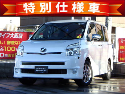 ヴォクシー　ZS 　煌Ⅱ 【特別仕様車グレード】　～前期型～　月々2万円台～でお乗りいただけます❗❗　前席は左右独立で温度調整可能なデュアルエアコンや両側パワースライドドア、革巻きステアリングなど装備充実✨　メッキミラーカバーなど外装もGood⚡　ウォークスルーも可能でファミリー様にも大変人気のミニバンです🥳　🌜大阪店専用HPも要チェック❗carlifegroup.jp で検索🕵️‍♂️　Instagram・Twitter・TikTokも随時更新中❗❗🌛《1年保証付》