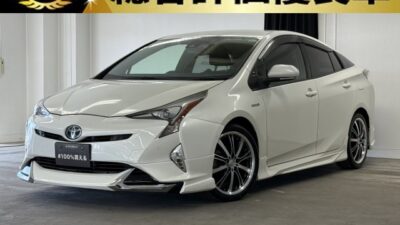 PRIUS　プリウス　Sセーフティプラス　【総合評価優良車】【特別仕様車】【カスタム】　走行距離39,000㎞台で低走行おススメの1台😆✨ＭＯＤＥＬＬＩＳＴＡ風エアロ＋ANHELO18インチアルミホイールのカスタム車両✨　純正9インチSDナビ🗾地デジフルセグTV📺DVD📀Bluetoothオーディオで音楽再生出来ます🎶　夜間走行時に明るいLEDヘッドライト！LEDフォグ！オートハイビーム機能付き👌　高速道路利用時に便利なETC2.0＋追尾機能付きのレーダークルーズコントロール搭載😀　駐車時に安心なバックカメラ付👀　✨車検2年付✨　🌜TOKYO店専用HPにて更新中❗ carlifegroup.tokyo.jpで検索🕵️‍♂️🌛《1年保証付》