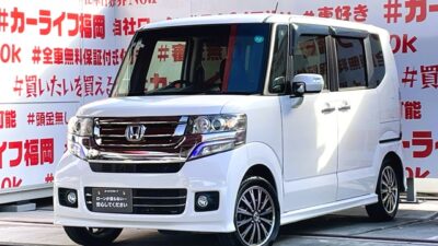 N-BOX　カスタム　G・ターボ　Lパッケージ 　＂人気車種Nシリーズ・ハイトワゴン・パールカラー再入庫＂両側パワースライドドアー🚪付の走行５万ｋｍ台車両😲ストラーダＳＤナビ🗾ＤＶＤ💿Ｂｌｕｅｔｏｏｔｈ📱🎶📞フルセグＴＶ内蔵型📺🌈バックカメラ付きで楽々駐車📹高級感溢れるハーフレザーシートタイプ💺クルーズコントロール付・楽々高速走行🍃🌈🚗福岡店専用HPでも在庫確認可能‼✨【carlifegroup.fukuoka.jp/】で検索🕵️‍♂️