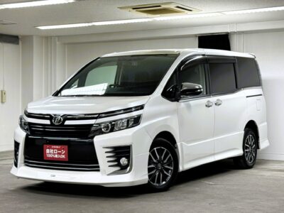 VOXY　ヴォクシー　ＺＳ【4WD】【カスタム】　モデリスタエアロ＋各所メッキが付いていて素敵な外観❗　４WDなので悪路もバッチリ👍　アイドリングストップ付き🍃　純正9インチSDナビ🗾フルセグTV📺DVD📀Bluetooth🎶　両側パワースライドドアで乗り降りや荷物の出し入れらくらくです😆　💎TOKYO店専用HPにて更新中❗ carlifegroup.tokyo.jpで検索🕵️‍♂️🌛《1年保証》