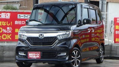 N-BOX　カスタム　G・L　ホンダセンシング　優れた走行性能・低燃費・乗り心地を実現🍃　先進の安全運転支援システム「ホンダ センシング」を採用し後方誤発進抑制機能も搭載👏　純正8インチの大画面ナビや内装パネルなど車内は上質な空間💎　レーダークルーズコントロールで長時間のドライブも楽々可能🦅　内外装共に進化したN-BOXです🤩　🌜大阪店専用HPも要チェック❗carlifegroup.jp で検索🕵️‍♂️　Instagram・Twitter・TikTokも随時更新中❗❗🌛《1年保証付》