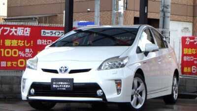 プリウス　Sツーリングセレクション　～後期型～　カタログ燃費は驚異の30.4km/L⛽　フルセグTV･DVD視聴可能のSDナビでBluetoothオーディオ視聴可能🎶　ETCはビルトインタイプなのできれいに収まっており邪魔になることもありません🗾　純正2連LEDヘッドライトで夜間の運転でも視界良好💡　🌜大阪店専用HPも要チェック❗carlifegroup.jp で検索🕵️‍♂️　Instagram・Twitter・TikTokも随時更新中❗❗🌛《1年保証付》