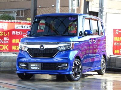 N-BOXカスタム　G・Lターボ　ホンダセンシング　オシャレなブルーメタリックカラー🔵　純正8インチナビの大画面で迫力のある映像やBluetoothオーディオも接続可能📱　ハーフレザーシートなど高級感もあり、内装は収納場所も多くて便利です👏　後席も驚くほど広い空間で大人の方でもゆったりお乗りいただけます💺　🌜大阪店専用HPも要チェック❗carlifegroup.jp で検索🕵️‍♂️　Instagram・Twitter・TikTokも随時更新中❗❗🌛《1年保証付》