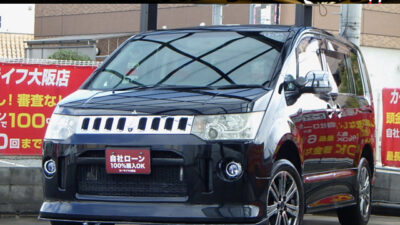 デリカD5　ローデストGプレミアム　4WD　フロント・サイド・バックカメラで死角が少なく、狭い道でも安心です📸　両側パワースライドドア＆パワーバックドアで乗り降りやお荷物の積み下ろしの際もワンタッチで開閉可能🚪　黒革調シートカバーでシックな内装デザイン💎　革巻きハンドルに搭載されたステアリングスイッチやクルーズコントロールなど走行時でも便利な機能が豊富です🗾　ALPINEフリップダウンモニターで後席でも映像の視聴が可能📺️　4駆の力強い走破性と快適性を併せ持つお車です🚗　🌜大阪店専用HPも要チェック❗carlifegroup.jp で検索🕵️‍♂️　Instagram・Twitter・TikTokも随時更新中❗❗🌛《1年保証付》