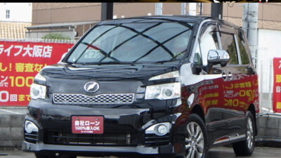 ヴォクシー　ZS　煌Ⅱ　【総合評価優良車】　【特別仕様車グレード】　各部分がメッキ装飾された特別仕様車✨️　両側パワースライドドアで乗り降り楽々🚪　パドルシフトでレスポンスの良いドライビングが可能です🏁　ビルトインETCで遠出の際でも便利🗾　プラズマクラスターイオン付きデュアルエアコンで衛生面も快適性も完備🍀　トヨタを代表するミディアムクラスのミニバンです💎　🌜大阪店専用HPも要チェック❗carlifegroup.jp で検索🕵️‍♂️　Instagram・Twitter・TikTokも随時更新中❗❗🌛《1年保証付》