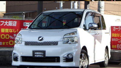 ヴォクシー　ZS　煌Ⅱ　【総合評価優良車】　～後期型～　両側パワースライドドアで乗り降り楽々👏　８人乗りタイプなので、人数の多いご家族様でもお乗りいただけます💺　フルセグTV・DVD視聴可能のナビ🎵　月々も2万円台～お乗りいただけます😄　🌜大阪店専用HPも要チェック❗carlifegroup.jp で検索🕵️‍♂️　Instagram・Twitter・TikTokも随時更新中❗❗🌛《1年保証付》