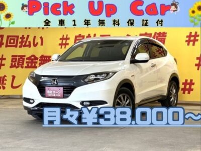 VEZEL　ヴェゼルHV　X　4WD　✨上級グレードのヴェゼルが月々３万円台～　前席シートヒーターやフロントガラス熱線スイッチ・ヒーターミラーなどオプション装備多数👍　ホンダギャザーズインターナビ🗾搭載🎶地デジフルセグTV📺＆DVD📀！Bluetoothでスマホのミュージックが流せます😆　LEDヘッドライト&フォグランプで夜道を明るく照らします🔦　JC08モード燃費23.2km/リットル＆アイドリングストップで更なる低燃費を実現🍃　いつでもスポーツ気分に！パドルシフト付き！　バックカメラ付きで楽々・安心駐車👀　🌛TOKYO店専用HPにて更新中❗ carlifegroup.tokyo.jpで検索🕵️‍♂️🌛《1年保証》