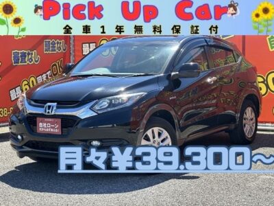 VEZEL　ヴェゼルHV　X　4WD　✨上級グレード✨　🔥大人気の安全装備！『あんしんパッケージ』シティーブレーキやサイドエアバック搭載🔥前席シートヒーターやフロントガラス熱線スイッチ・ヒーターミラーなどオプション装備多数の1台です😊　ホンダギャザーズインターナビ搭載🎶地デジフルセグTV＆DVD走行中視聴可能です！Bluetoothでスマホのミュージックが流せます💖　LEDヘッドライト&フォグランプで夜を明るく照らします🌞　アイドリングストップで低燃費🍃　いつでもスポーツ気分に！パドルシフト付き！　バックカメラ付きで楽々・安心駐車✨月々３万円台～❗　✨車検２年付✨　🌛TOKYO店専用HPにて更新中❗ carlifegroup.tokyo.jpで検索🕵️‍♂️🌛《1年保証》