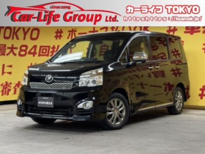 VOXY　ヴォクシー　ZS煌Ⅲ　【総合評価優良車】【特別仕様車】【後期型】　純正HDDナビ🗾地デジフルセグTV📺DVD📀走行中視聴可能です✨　ご自身のスマホから普段聞いている音楽もBluetoothオーディオで流せます🎶　フリップダウンモニター付いてますので後席の方も退屈しません😁　両側パワースライドドアで乗り降りラクラク👪　運転中でも操作可能なステアリングスイッチ付きです✨　パドルシフトでいつでもマニュアル操作可能👐　夜間でも明るいHIDヘッドライト&LEDフォグランプ付き🌞　バックカメラで楽々安心駐車可能👀　✨納車時タイヤ4本新品✨　🌜TOKYO店専用HPにて更新中❗ carlifegroup.tokyo.jpで検索🕵️‍♂️🌛《1年保証付》