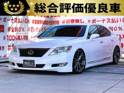 LEXUS　レクサス　LS460　バージョンSZ　＂中期型＂【総合評価優良車】【カスタム】💎優良オークション高評価・４．５点獲得車両💎５０型Ｆスポーツ純正２０インチＡＷ＆新品タイヤ装着済💎エアサスコントローラー付・簡単スマホ操作でローダウン🔥フロントリップ・リアハーフエアロ付🔥純正ＨＤＤマルチナビ🗾ＤＶＤ６連チェンジャー📀Ｂｌｕｅｔｏｏｔｈ🎶📱📞フルセグＴＶ内蔵型📺走行中映像視聴可能👀本革エア―シート💺シートエアコン🌀装備車🚘パドルシフトで簡単シフトチェンジ・スポーツモードもＯＫ🏁レクサスプレミアムサウンドで高音質も楽しめる🎉🌈車検２年付🚗福岡店専用HPでも在庫確認可能‼✨ 【carlifegroup.fukuoka.jp】で検索🕵️‍♂️