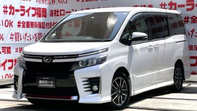 VOXY　ヴォクシー　ＺＳ　💎３ナンバーワイドボディータイプのＺＳ！！パールカラー入庫✨純正ＳＤナビ🗾ＤＶＤ📀Ｂｌｕｅｔｏｏｔｈ📞🎶フルセグ内蔵📺走行中映像視聴可能👀純正フリップダウンモニター付📺リアエンタメもバッチリ👆⚡夜間も視界バッチリ💡ＬＥＤヘッドライト💡燃費もＯＫ🍃アイドリングストップ付🍃両側パワースライドドアー搭載・楽々開閉🚪７人乗りキャプテンタイプでウォークスルー自由自在😊納車時新品タイヤ装着🌈車検２年付🚗福岡店専用HPでも在庫確認可能‼✨ 【carlifegroup.fukuoka.jp/】で検索🕵️‍♂️