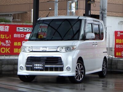 タントカスタム　X　《ユーザー買取車》　月々低価格でお乗りいただけるお得な軽自動車🚗　左側パワースライドドア&センターピラーレスのミラクルオープンドアで開放感抜群で乗り降りも便利💺　走行中もフルセグTV・DVD視聴可能のSDナビ付いています🎵　社外15インチAWで外装もイイ感じ😎　とってもお得な1台となっております🙌　🌜大阪店専用HPも要チェック❗carlifegroup.jp で検索🕵️‍♂️　Instagram・Twitter・TikTokも随時更新中❗❗🌛《1年保証付》