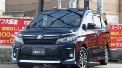 ヴォクシー　ZS　オプションカラーの「ブラッキッシュアゲハガラスフレーク」💎　天気や光の当たり方によって、紺色や緑色に見えたりと色々な表情を見せてくれる魅力的なカラーです🌈　9インチ大画面ナビでBluetoothオーディオも接続可能📱　デュアルエアコン、ワンタッチオートスライドドアなど快適装備も充実✨　外装はメッキパーツが多く使われているZSグレードで重厚感と存在感抜群です🤩　🌜大阪店専用HPも要チェック❗carlifegroup.jp で検索🕵️‍♂️　Instagram・Twitter・TikTokも随時更新中❗❗🌛《1年保証付》