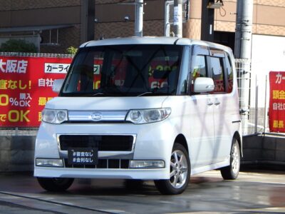 タントカスタム　Xリミテッド　～前期型～　月々1万円台～でお乗りいただけるお手軽な軽自動車🚗　左側はパワースライドドア&センターピラーレスのミラクルオープンドアで解放感も乗りやすさも抜群です💺　後席は大人の方でもゆったりお乗りいただけます🙌　お子様連れの方にも人気の軽自動車です😉　🌜大阪店専用HPも要チェック❗carlifegroup.jp で検索🕵️‍♂️　Instagram・Twitter・TikTokも随時更新中❗❗🌛《1年保証付》