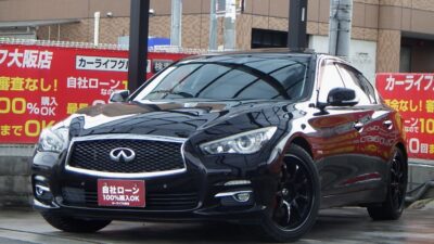 スカイライン　ハイブリッド　350GT　タイプP　解放感抜群のサンルーフ付き🌈　プレミアムな車内に2つのモニターでエアコンやオーディオ、ナビ等の操作が可能🎵　レーダークルーズコントロールで遠出の際に疲れにくく、ドライブが楽しくなること間違いなし🗾　全方位カメラのアラウンドビューモニターで死角が少なく、狭い場所でも安全に駐車することが可能📸　ニッサンが誇る伝統的なスポーツセダンです😎　🌜大阪店専用HPも要チェック❗carlifegroup.jp で検索🕵️‍♂️　Instagram・Twitter・TikTokも随時更新中❗❗🌛《1年保証付》