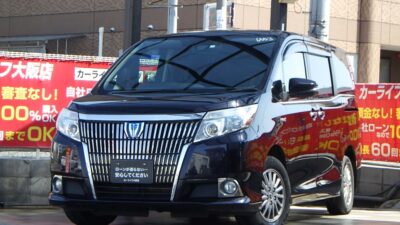エスクァイア　ハイブリッド　Xi　～7人乗りtype～　KENWOOD製ナビでBluetoothオーディオ接続可能📱　後席はALPINEワイドフリップダウンモニター付いています🎵　前席はシートヒーター搭載で寒い季節も嬉しいですね👌　7人乗りで2列目はロングスライド可能の為、後席は大きなスペースも作れます💺　外装は特徴的なフロントグリルでインパクト抜群⚡　1,800CCの高級ミニバンです🤩　🌜大阪店専用HPも要チェック❗carlifegroup.jp で検索🕵️‍♂️　Instagram・Twitter・TikTokも随時更新中❗❗🌛《1年保証付》