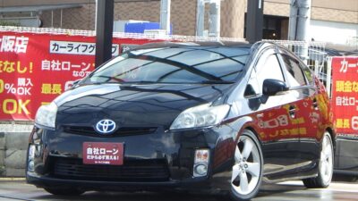 プリウス　Ｓツーリングセレクション　～前期型～　車高調によるローダウンやスモークテールなどインパクトある1台💥　ドライブレコーダー、バックカメラ搭載で安心です🙌　ツーリンググレード専用のAWや2連LEDヘッドライト⚡　Bluetoothオーディオ接続可能のナビ📱　🌜大阪店専用HPも要チェック❗carlifegroup.jp で検索🕵️‍♂️　Instagram・Twitter・TikTokも随時更新中❗❗🌛《1年保証付》